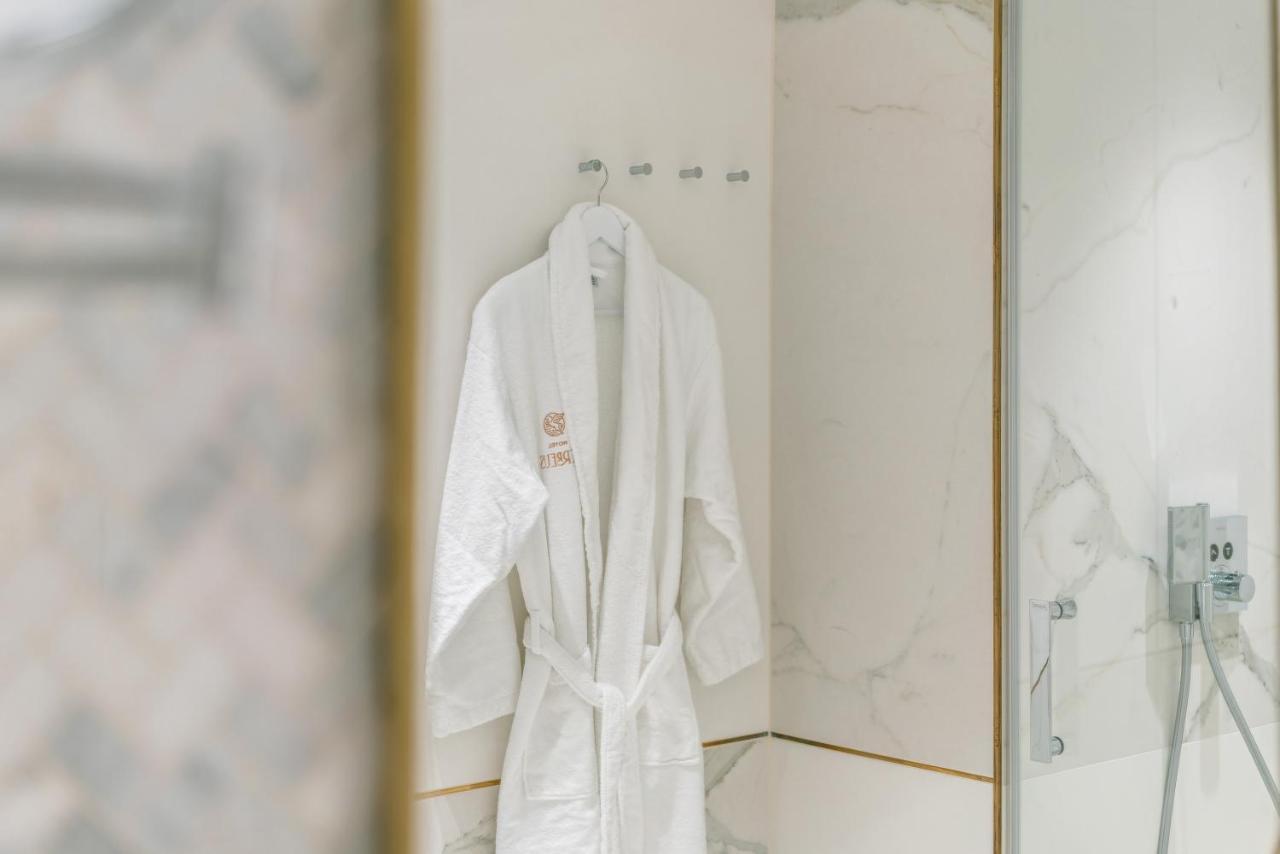 Hotel Ferreus Modern Art Deco Krakow Bagian luar foto A bathrobe