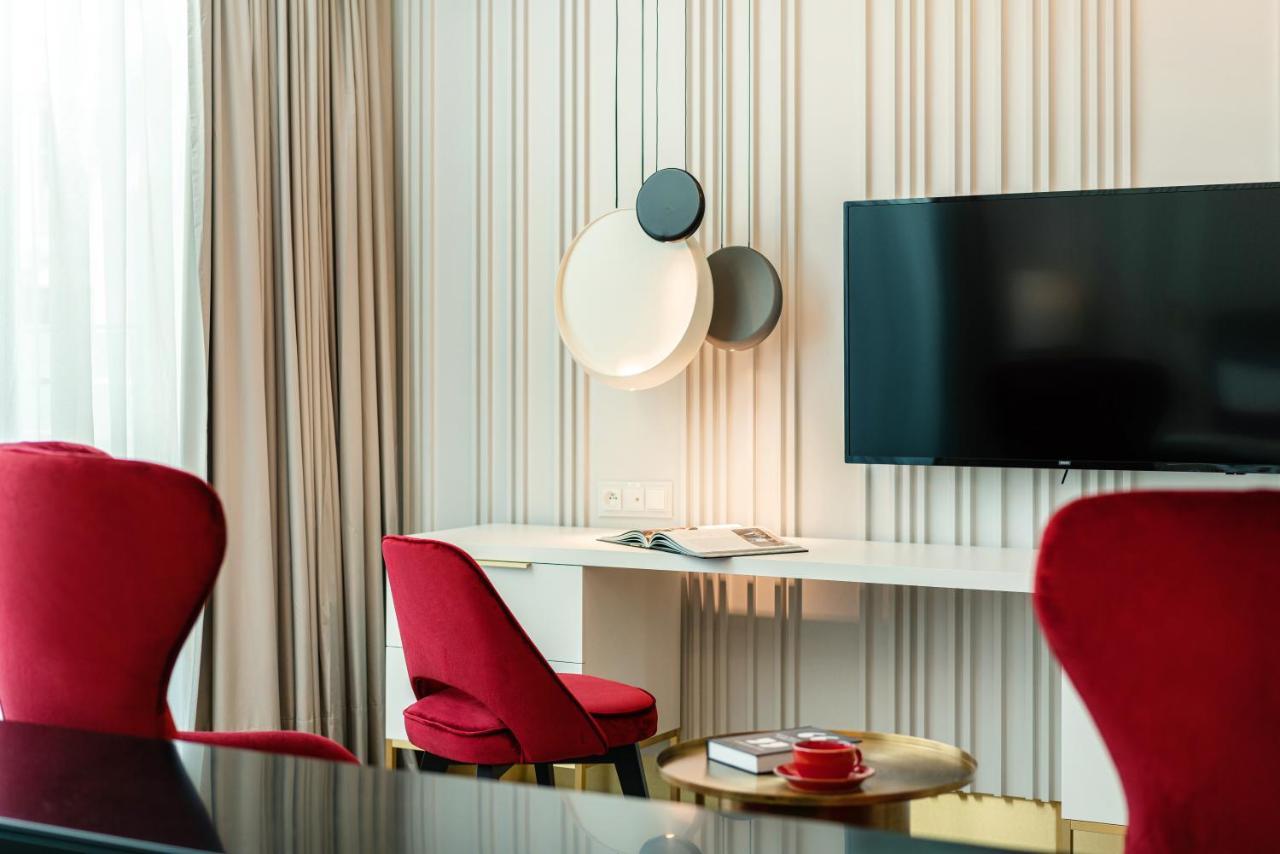 Hotel Ferreus Modern Art Deco Krakow Bagian luar foto The interior of a suite at the hotel