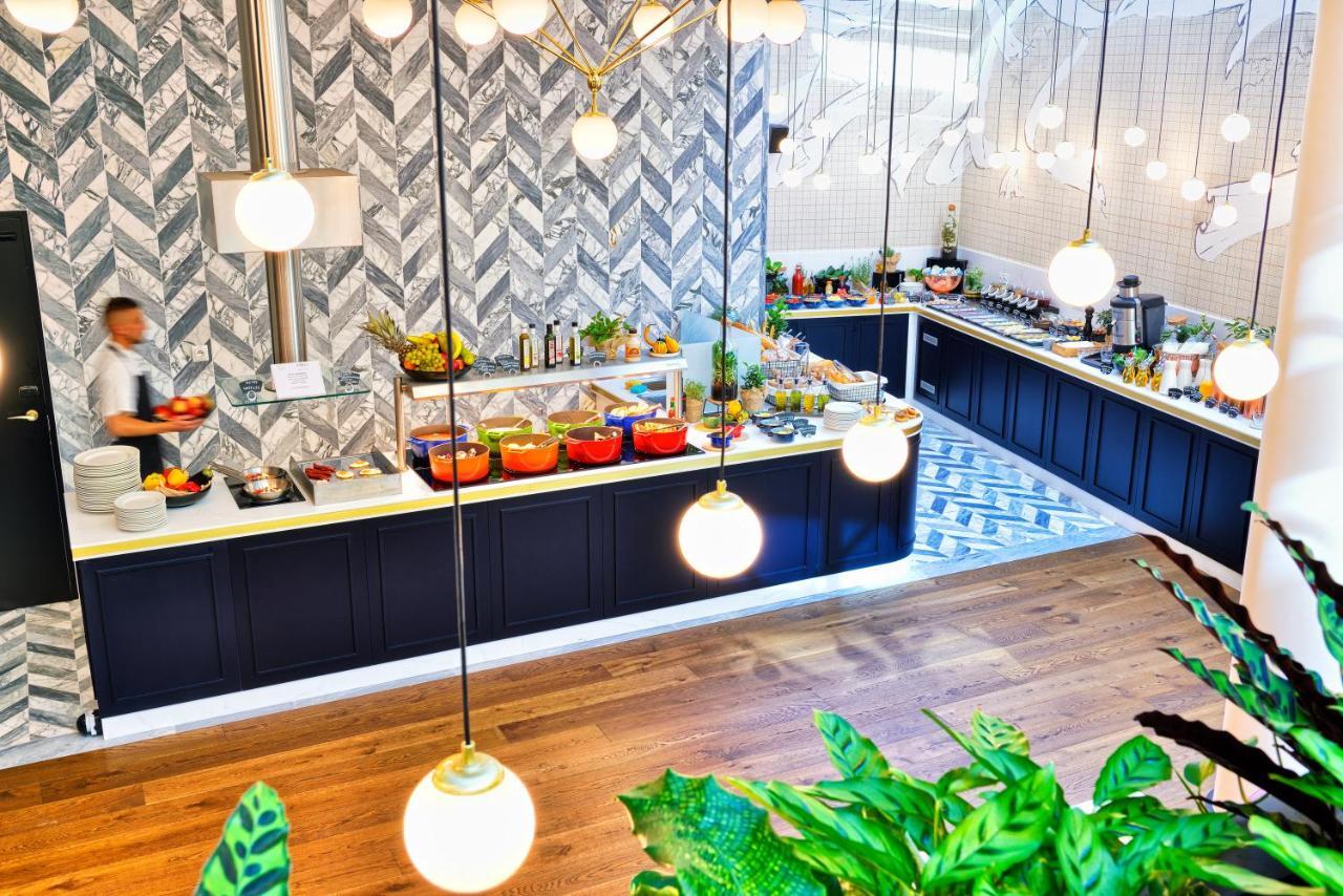 Hotel Ferreus Modern Art Deco Krakow Bagian luar foto The kitchen at the restaurant