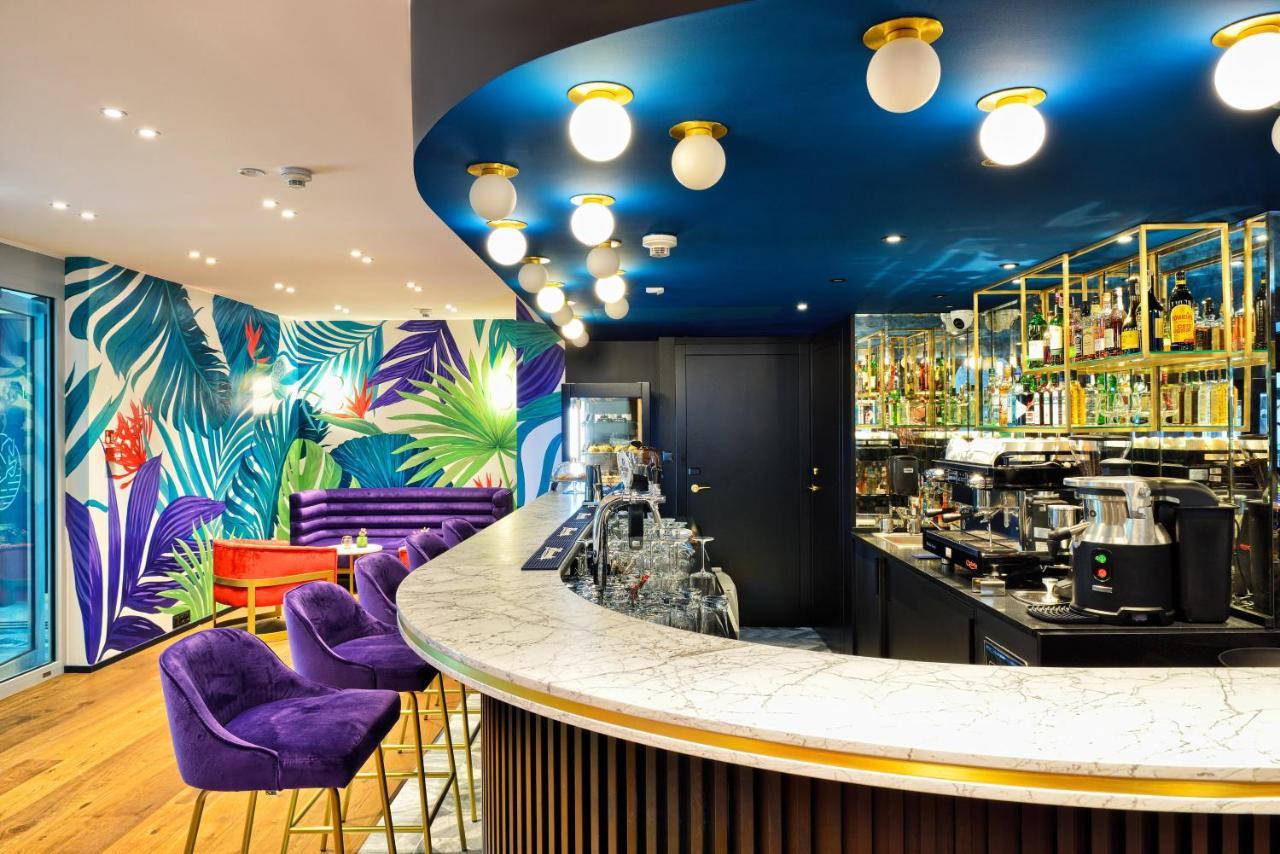 Hotel Ferreus Modern Art Deco Krakow Bagian luar foto The bar at the 2019-opened restaurant