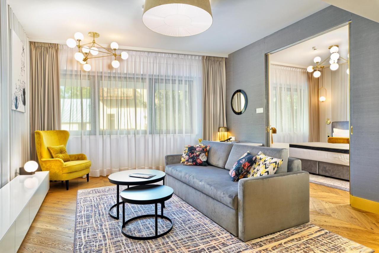 Hotel Ferreus Modern Art Deco Krakow Bagian luar foto A living room in a modern apartment