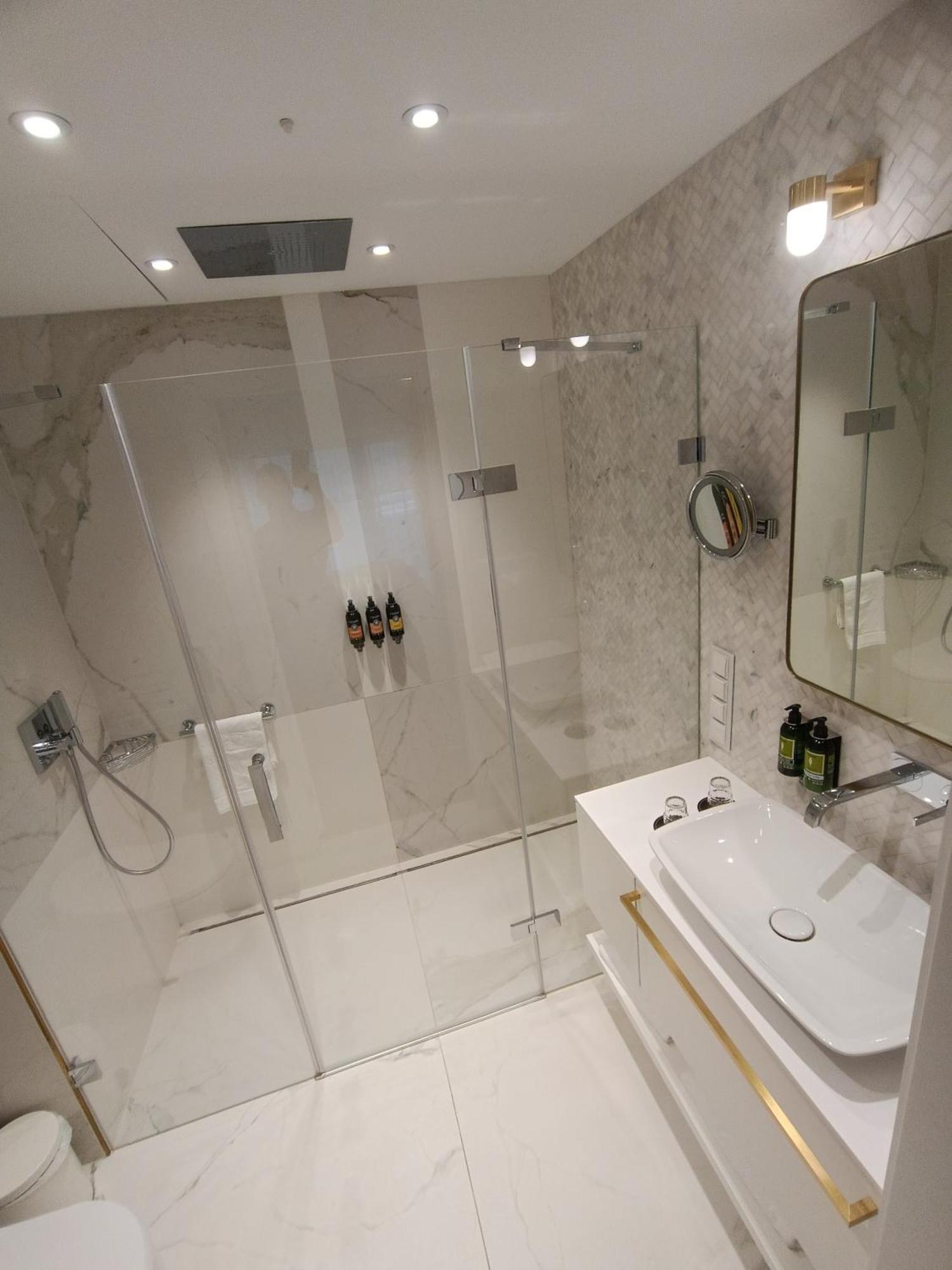 Hotel Ferreus Modern Art Deco Krakow Bagian luar foto A shower enclosure