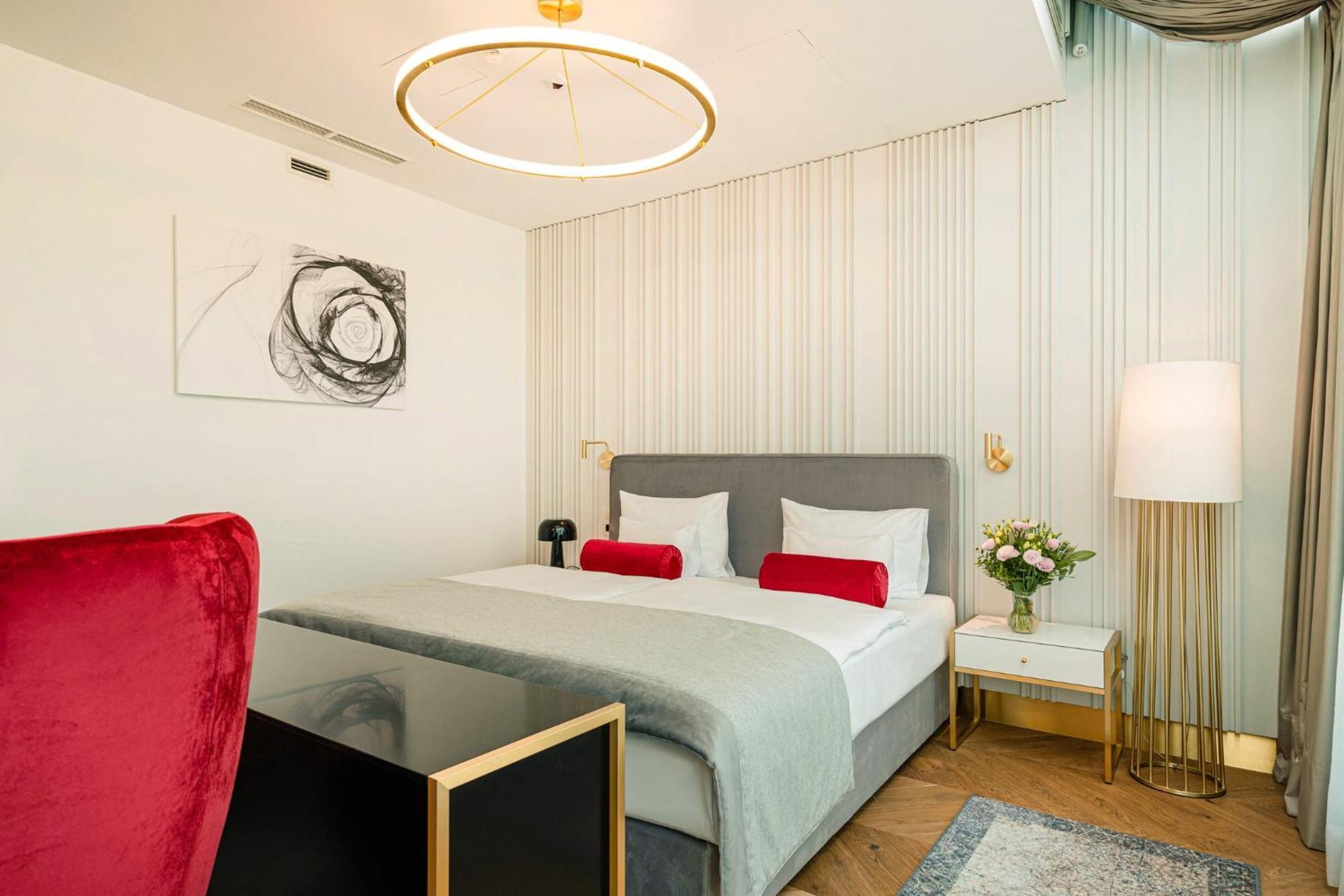 Hotel Ferreus Modern Art Deco Krakow Bagian luar foto A bedroom at the hotel