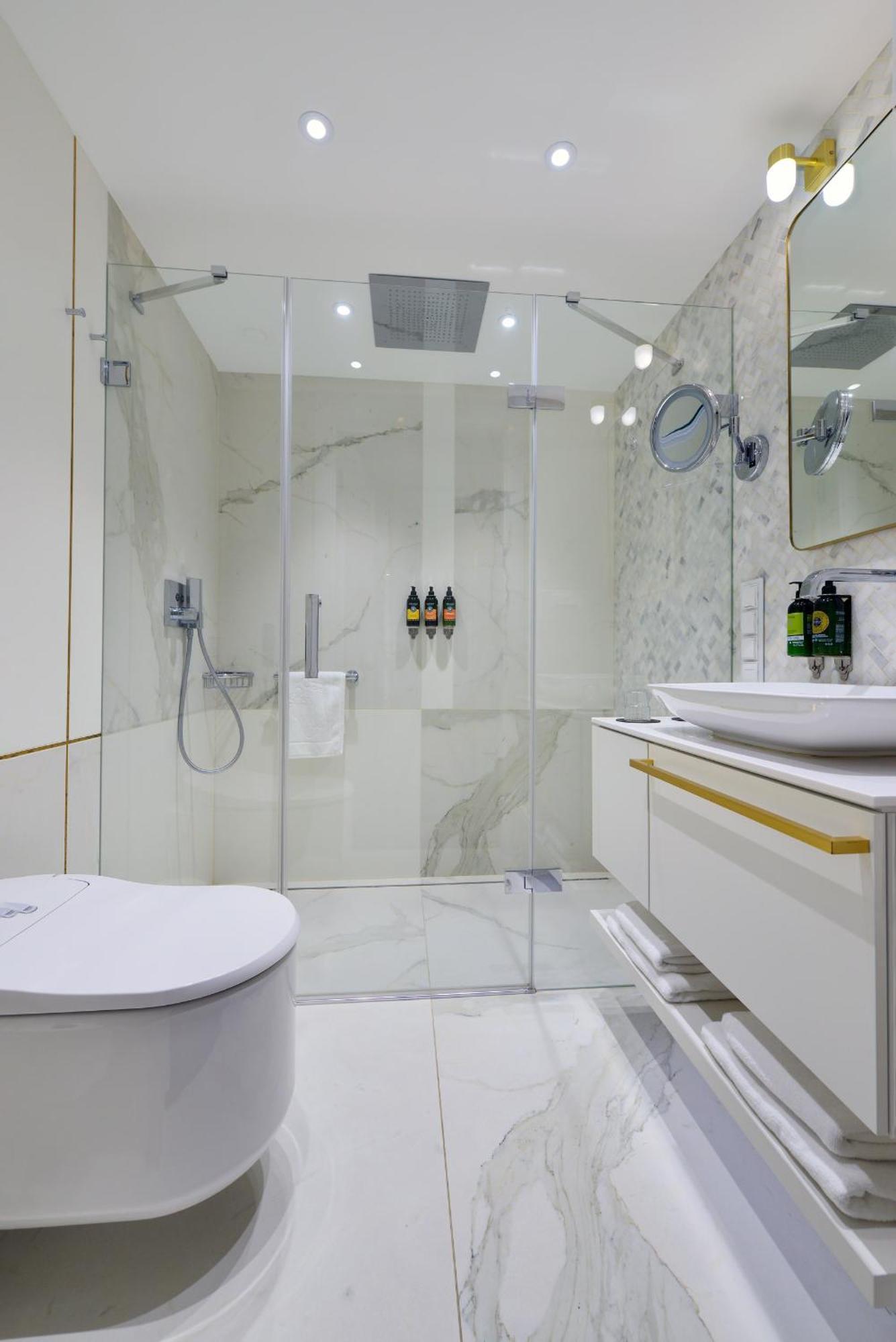 Hotel Ferreus Modern Art Deco Krakow Bagian luar foto A shower enclosure